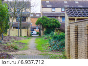 Зеленые дворики в центральном районе Milton Keynes, Англия, Великобритания (2015 год). Стоковое фото, фотограф Ольга Марк / Фотобанк Лори