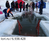 Мужчина готовится зайти в купель. Крещение, Усинск, Коми (2015 год). Редакционное фото, фотограф Сергей Гаврилов / Фотобанк Лори