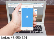 Смартфон в руке с запущенным приложением Twitter (2014 год). Редакционное фото, фотограф Вдовиченко Денис / Фотобанк Лори