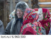 Джон Уоррен танцует с женщиной в поморской одежде (2015 год). Редакционное фото, фотограф Яковлев Сергей / Фотобанк Лори
