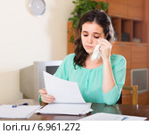 woman with a letter in his hand. Стоковое фото, фотограф Яков Филимонов / Фотобанк Лори