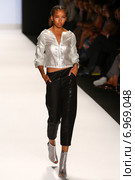 NEW YORK, NY - SEPTEMBER 05: A model walks the runway at the Project Runway (Alexander Knox) show during MBFW Spring 2015 at Lincoln Center on September 5, 2014 in NYC. Редакционное фото, фотограф Anton Oparin / Фотобанк Лори