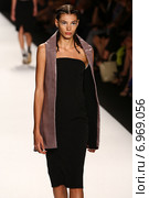 NEW YORK, NY - SEPTEMBER 05: A model walks the runway at the Project Runway (Alexander Knox) show during MBFW Spring 2015 at Lincoln Center on September 5, 2014 in NYC. Редакционное фото, фотограф Anton Oparin / Фотобанк Лори