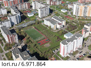 Школа №1931 и жилые дома на Чечерском проезде, Москва, район Южное Бутово. Съёмка с воздуха. (2013 год). Стоковое фото, фотограф Михеев Алексей / Фотобанк Лори