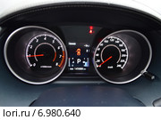 Цветная приборная панель автомобиля Mitsubishi Outlander II Рестайлинг 2.0 CVT (147 л.с.) 4WD (2015 год). Редакционное фото, фотограф lana1501 / Фотобанк Лори