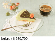 Кусочек пирога на стеклянной тарелке, пасхальные яйца и чашка чая. Стоковое фото, фотограф Зинаида Зайко / Фотобанк Лори