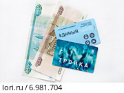 Единый проездной билет, карта "Тройка" и рублевые купюры (2015 год). Редакционное фото, фотограф Victoria Demidova / Фотобанк Лори