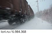 Вид на проезжающие вагоны товарного поезда, зимняя железная дорога. Стоковое видео, видеограф Кекяляйнен Андрей / Фотобанк Лори