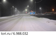 Развилка и съезд с трассы Кола к городу Сегежа, Карелия. Ночная зимняя дорога со снегопадом. Стоковое видео, видеограф Кекяляйнен Андрей / Фотобанк Лори