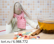 Заболевший заяц Тильда с градусником в выборе лечения: таблетки или чай с лимоном и корицей. Стоковое фото, фотограф Юлия Ухина / Фотобанк Лори