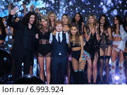 LONDON, ENGLAND - DECEMBER 02: Victoria's Secret models pose with performers Hozier, Taylor Swift, Ed Sheeran and Ariana Grande during the 2014 VS Fashion Show on December 2, 2014 in London, England. Редакционное фото, фотограф Anton Oparin / Фотобанк Лори