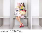 Attractive lady in the changing room. Стоковое фото, агентство Ingram Publishing / Фотобанк Лори