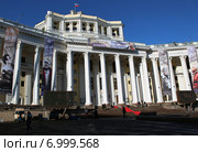 Театр Российской Армии украшенный к 100-летнему юбилею Владимира Зельдина (2015 год). Редакционное фото, фотограф Данила Васильев / Фотобанк Лори