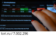 Женщина листает на планшете новости по Bloomberg Business (2015 год). Редакционное видео, видеограф Mikhail Erguine / Фотобанк Лори