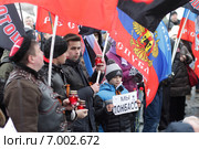Мальчик с плакатом на акции в поддержку Донбасса в Москве на Поклонке (2015 год). Редакционное фото, фотограф Дмитрий Неумоин / Фотобанк Лори