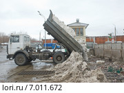 Разгрузка грязного снега из кузова самосвала МАЗ в снегодробилку на снегоплавильном пункте, Москва (2015 год). Редакционное фото, фотограф Малышев Андрей / Фотобанк Лори