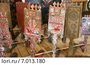 Русские ручные прялки, роспись, резьба. Экспозиция в Музее реставрации, Спасо-Евфимиев монастырь. Город Суздаль (2014 год). Редакционное фото, фотограф Щеголева Ольга / Фотобанк Лори