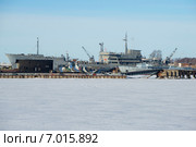 Зимний день на военно-морской базе Краснознаменного Балтийского флота. Кронштадт (2015 год). Редакционное фото, фотограф Виктор Карасев / Фотобанк Лори