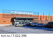 Вход в торговый центр "Стокманн" в "Мега Химки" (Новые Химки) в зимний солнечный день (2015 год). Редакционное фото, фотограф Александр Замараев / Фотобанк Лори