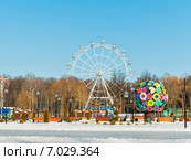 Город Тула. Колесо обозрения центральном парке города Тулы зимой на фоне голубого неба (2015 год). Стоковое фото, фотограф Игорь Низов / Фотобанк Лори