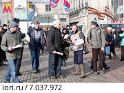 Москва. Пушкинская площадь. Акция "Антимайдан". Агитатор раздает газеты. 21 февраля 2015. Редакционное фото, фотограф Илюхина Наталья / Фотобанк Лори