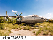 Старый самолет Ан-12 на заброшенном аэродроме. Редакционное фото, фотограф FotograFF / Фотобанк Лори