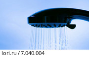 Льющаяся из душевой лейки вода. Стоковое видео, видеограф Discovod / Фотобанк Лори
