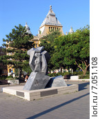 Памятник лютеранскому священнику Габор Стело (Gabor Sztehlo). Будапешт, Венгрия (2010 год). Редакционное фото, фотограф Анатолий Заводсков / Фотобанк Лори