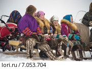 Женщины народности Ханты сидят на санях (2014 год). Редакционное фото, фотограф Алексей Маринченко / Фотобанк Лори