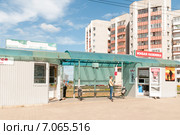 Остановка общественного транспорта. Киров (2012 год). Редакционное фото, фотограф Ольга Визави / Фотобанк Лори