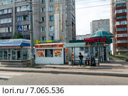 Остановка общественного транспорта. Киров (2012 год). Редакционное фото, фотограф Ольга Визави / Фотобанк Лори
