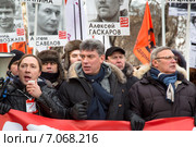 Портрет крупным планом лидера движения "Солидарность" Бориса Немцова и Михаила Касьянова, который участвует во многотысячном шествии по Бульварному кольцу, город Москва, Россия (2014 год). Редакционное фото, фотограф Николай Винокуров / Фотобанк Лори