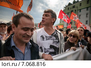 Лидер движения "Солидарность" - Борис Немцов на многотысячном шествии "Марш миллионов" на Болотной площади, город Москва, Россия (2012 год). Редакционное фото, фотограф Николай Винокуров / Фотобанк Лори