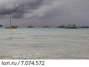 Лодки перед грозой на Белом пляже (White Beach) на острове Боракай, Филиппины. Стоковое фото, фотограф Екатерина Лубенец / Фотобанк Лори