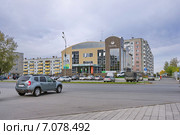 Сбербанк с автомобилем на переднем плане. Город Ачинск (2013 год). Редакционное фото, фотограф Светлана Попова / Фотобанк Лори