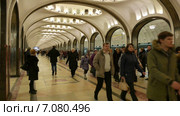 Пассажиры идут по станции московского метро "Маяковская" (2015 год). Редакционное видео, видеограф Арташес Оганджанян / Фотобанк Лори