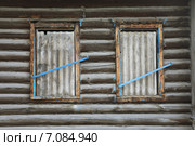 Окна старого дома заколочены шифером. Город Курган (2014 год). Стоковое фото, фотограф Анатолий Матвейчук / Фотобанк Лори