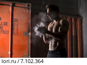 Атлет наносит магнезию на руки. Стоковое фото, фотограф Andriy Bezuglov / Фотобанк Лори