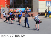 Массовое жонглирование гирями в день Победы (2014 год). Редакционное фото, фотограф Анатолий Матвейчук / Фотобанк Лори