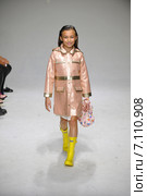 NEW YORK, NY - OCTOBER 18: A model walks the runway during the Oil & Water preview at petitePARADE / Kids Fashion Week at Bathhouse Studios on October 18, 2014 in New York City. Редакционное фото, фотограф Anton Oparin / Фотобанк Лори
