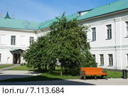 Яблоня на территории Спасо-Преображенского монастыря. Ярославль (2014 год). Редакционное фото, фотограф Александр Щепин / Фотобанк Лори