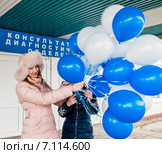 Две девушки с шариками в руках возле роддома. Стоковое фото, фотограф Игорь Низов / Фотобанк Лори