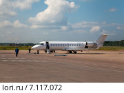 Вombardier crj-100 в воронежском аэропорту после удачного приземления из Санкт-Петербурга (2013 год). Редакционное фото, фотограф Алексей Шаповалов (Стерх) / Фотобанк Лори