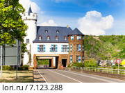Дом над общественной дорогой возле Kurioses Schloss Leyen, город Коберн-Гондорф, Германия (2014 год). Стоковое фото, фотограф Сергей Новиков / Фотобанк Лори