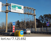 Съезд с МКАД на платную трассу М11 Москва - Санкт-Петербург, в Химки и в центр столицы на Бусиновской развязке (2015 год). Стоковое фото, фотограф Александр Замараев / Фотобанк Лори