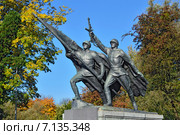 Скульптурная композиция “Победа”. Мемориал 1200 гвардейцам, Калининград, Россия (2014 год). Редакционное фото, фотограф Сергей Трофименко / Фотобанк Лори