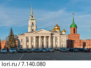 Город Тула. Тульский кремль и музей самоваров с центральной площади на фоне голубого неба весенним днём (2015 год). Редакционное фото, фотограф Игорь Низов / Фотобанк Лори