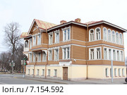 Петергоф,Санкт-Петербургский пр., 40, один из двух домов, входящих в состав Усадьбы видного благотворителя Ивана Александровича Хрущева. (2015 год). Стоковое фото, фотограф Цветкова Елена / Фотобанк Лори