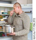 Man holding foul food. Стоковое фото, фотограф Яков Филимонов / Фотобанк Лори