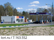 Автозаправочная станция ТНК. Санкт-Петербург (2012 год). Редакционное фото, фотограф Александр Щепин / Фотобанк Лори